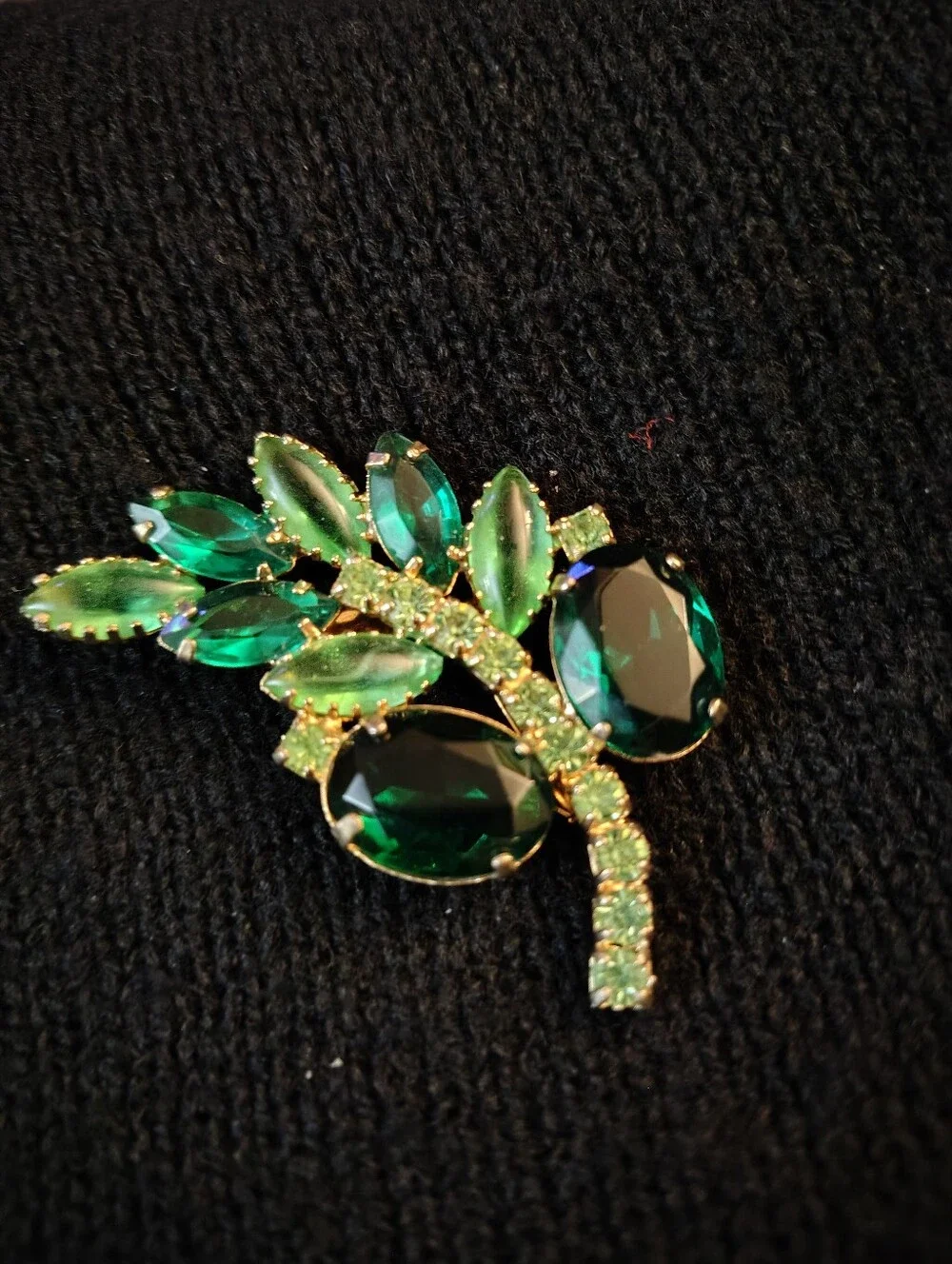 Vtg. Emerald Green/ Peridot Leaf Rhinestone Brooch by D&E Juliana Collection